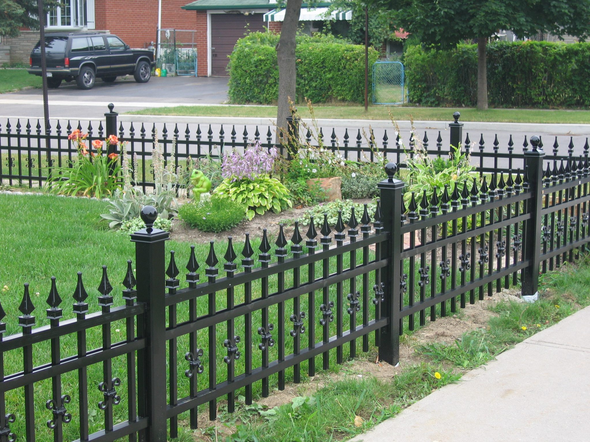 Забор для палисадника из металла. Палисад - это ограда?. Ограждение для палисадника. Металлическая ограда для палисадника.